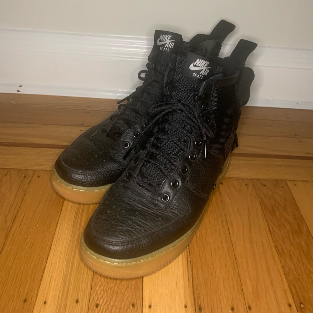 Nike SF Air Force 1 Mid
Black Gum